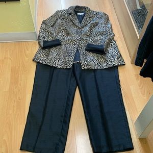 LE SUIT 2PC BLAZER & PANTS LIKE NEW SIZE(20W) great for church or the office